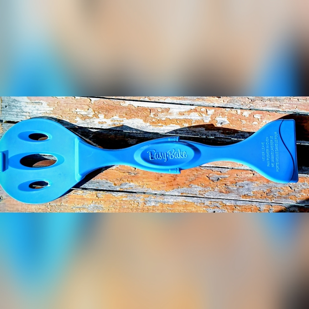 Easy●Bake Ultimate Oven Replacement Pan Pusher/Spatula~Blue